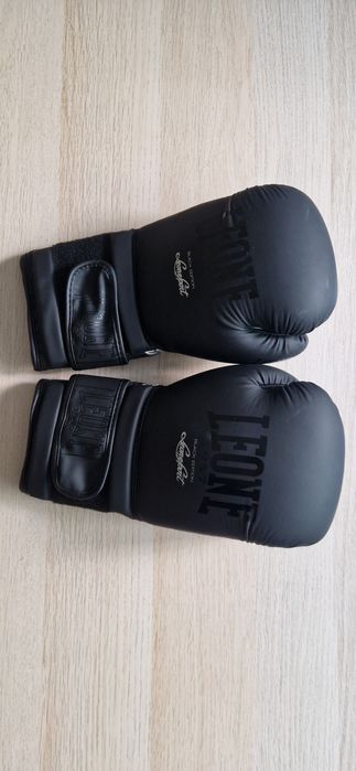 Rękawice bokserskie Leone, owijki, kask - ZESTAW