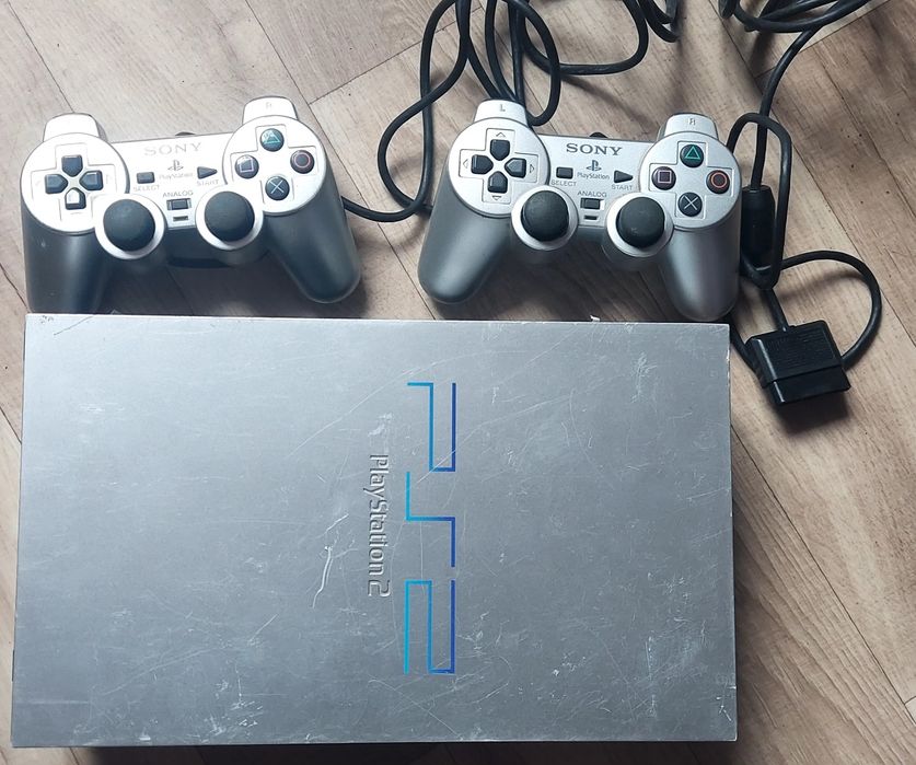 Konsola ps2 fat silver.