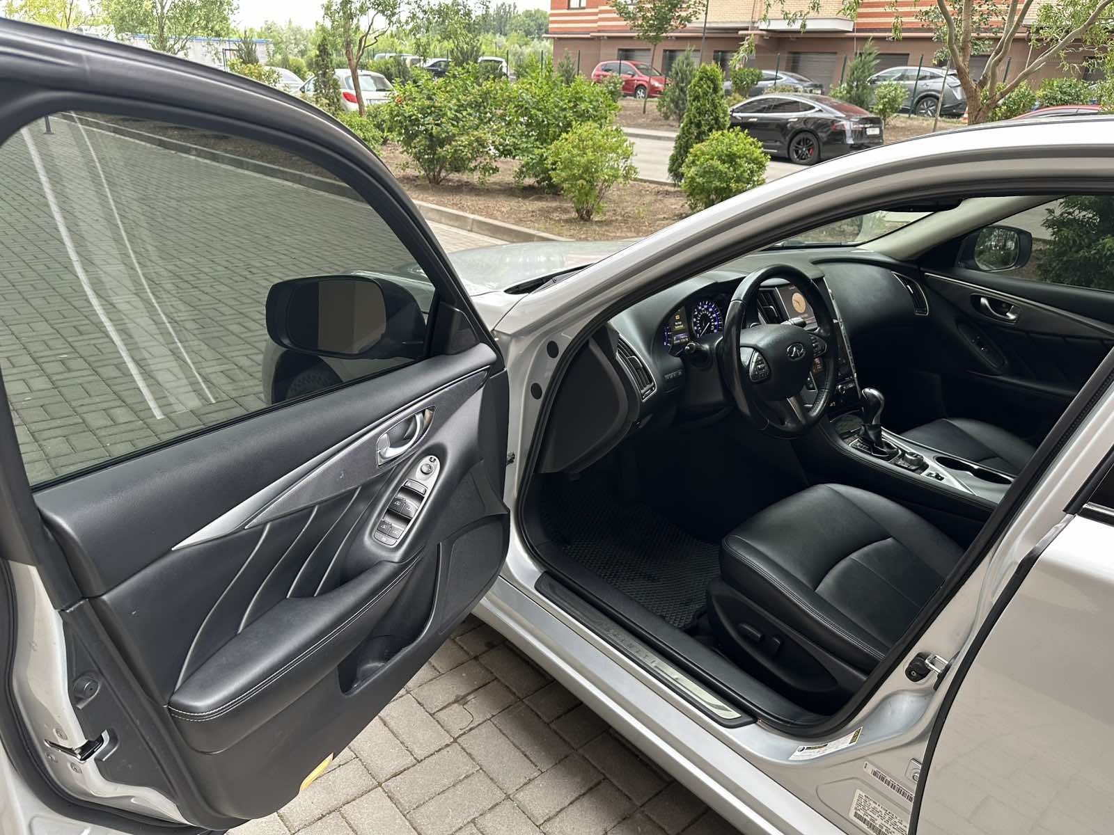 Продам Infiniti Q50 2015 год