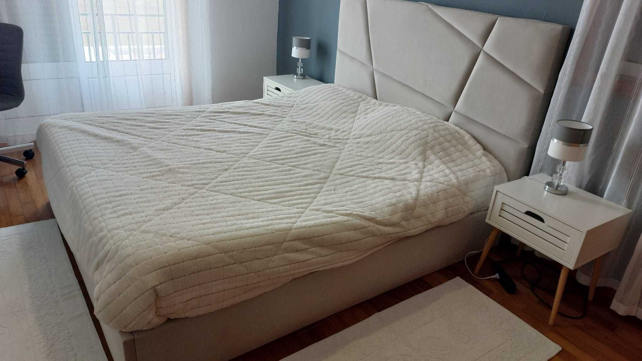 Cama com 2 mesas de cabeceira