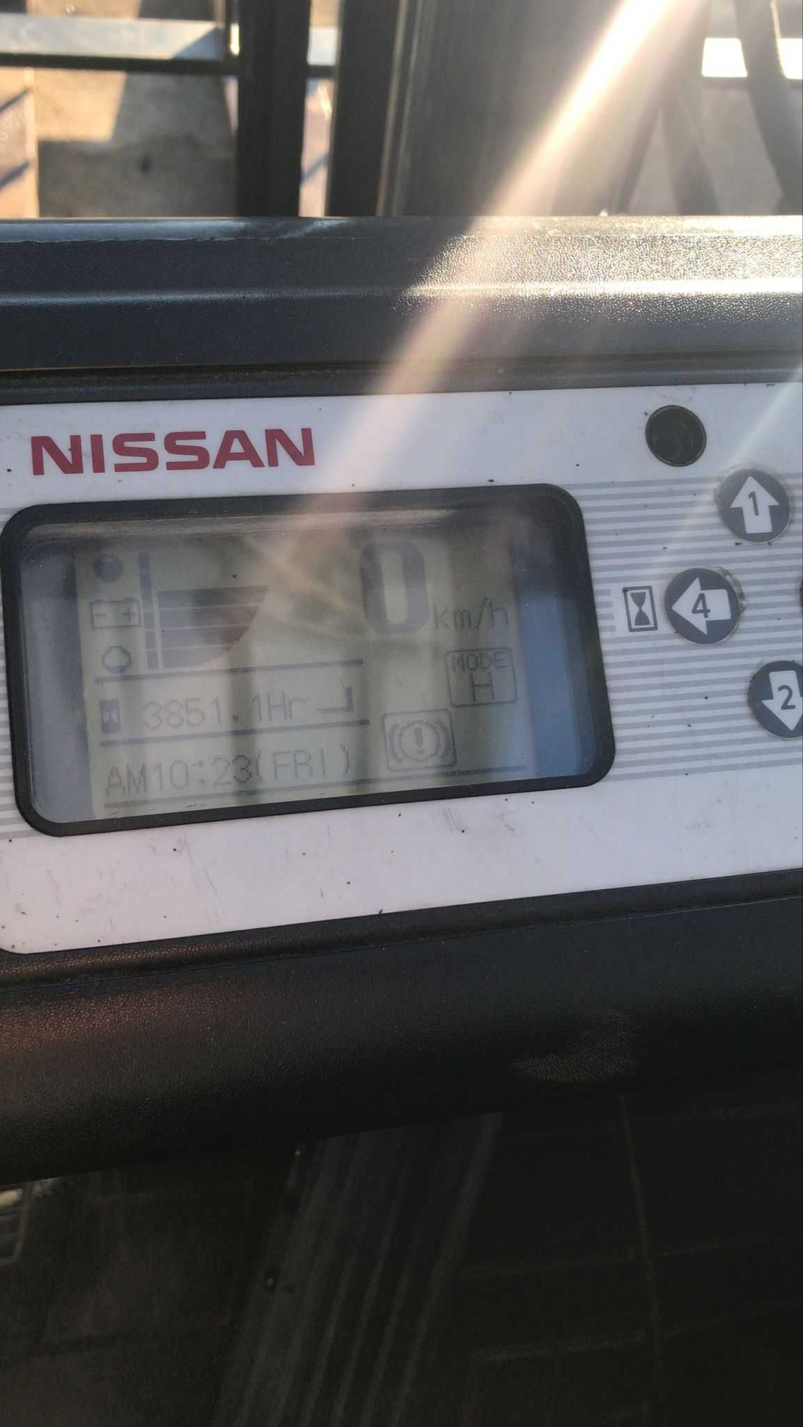 Empilhador Nissan - com bateria nova - ano 2013