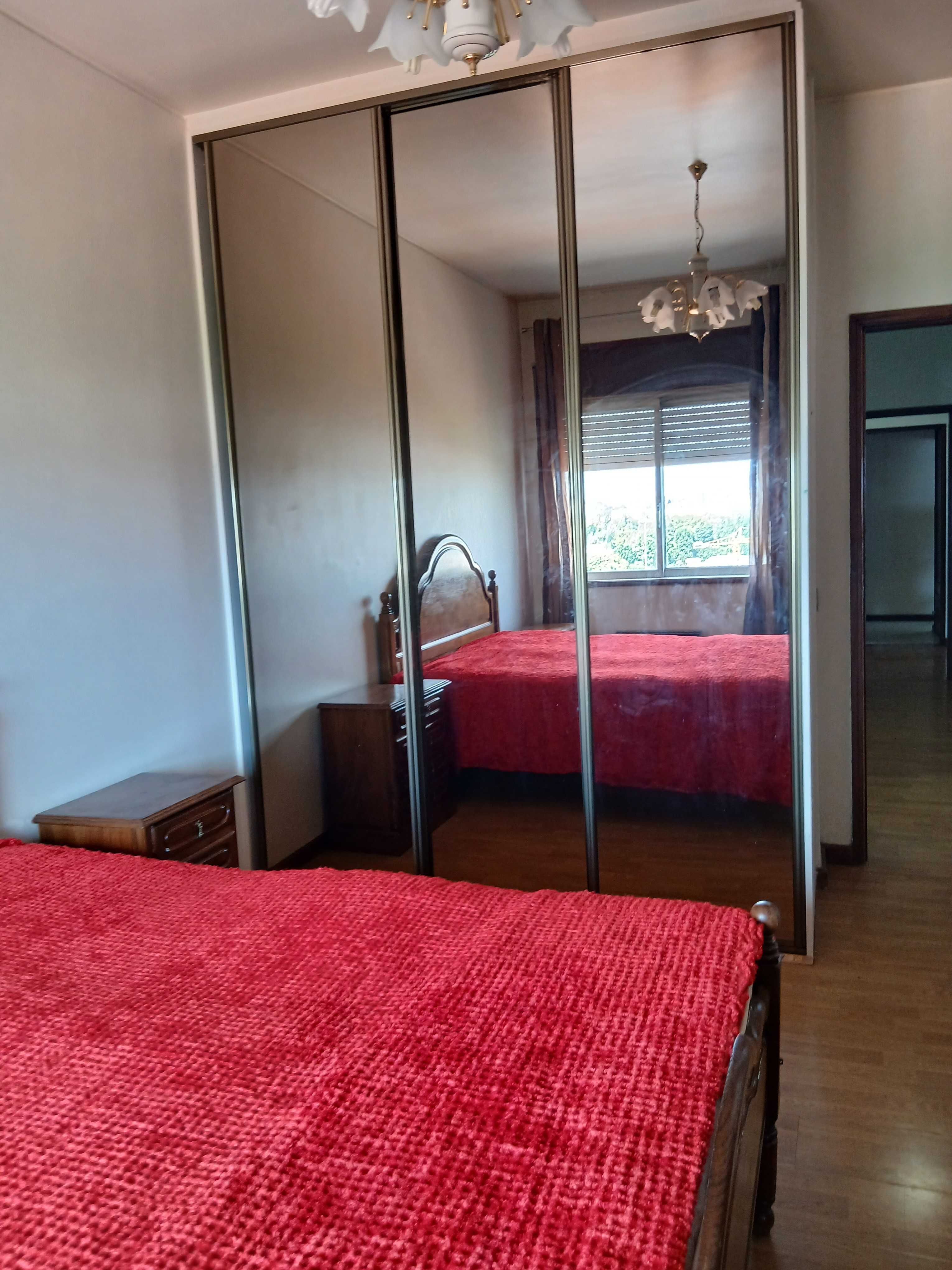 Arrendo andar com 165 m2 no Porto