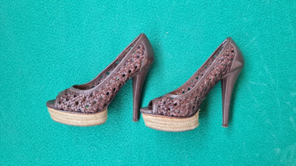Sapatos BCBG castanhos 36