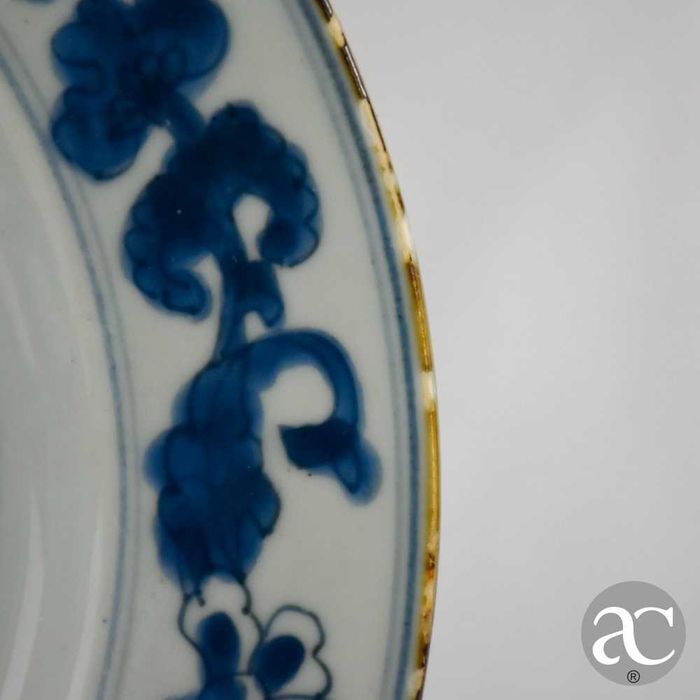 Grande Prato China, com jarra de flores, período Kangxi, 27,4 cm