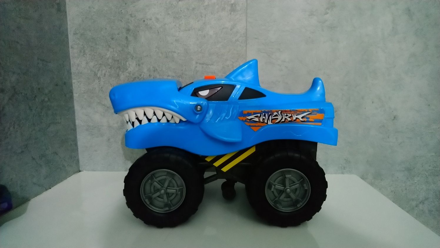 Monster truck shark jeździ świeci dźwięki jak nowy