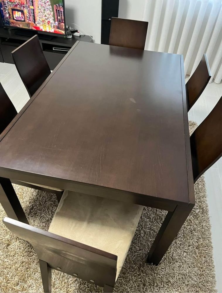 Mesa com 6 cadeiras