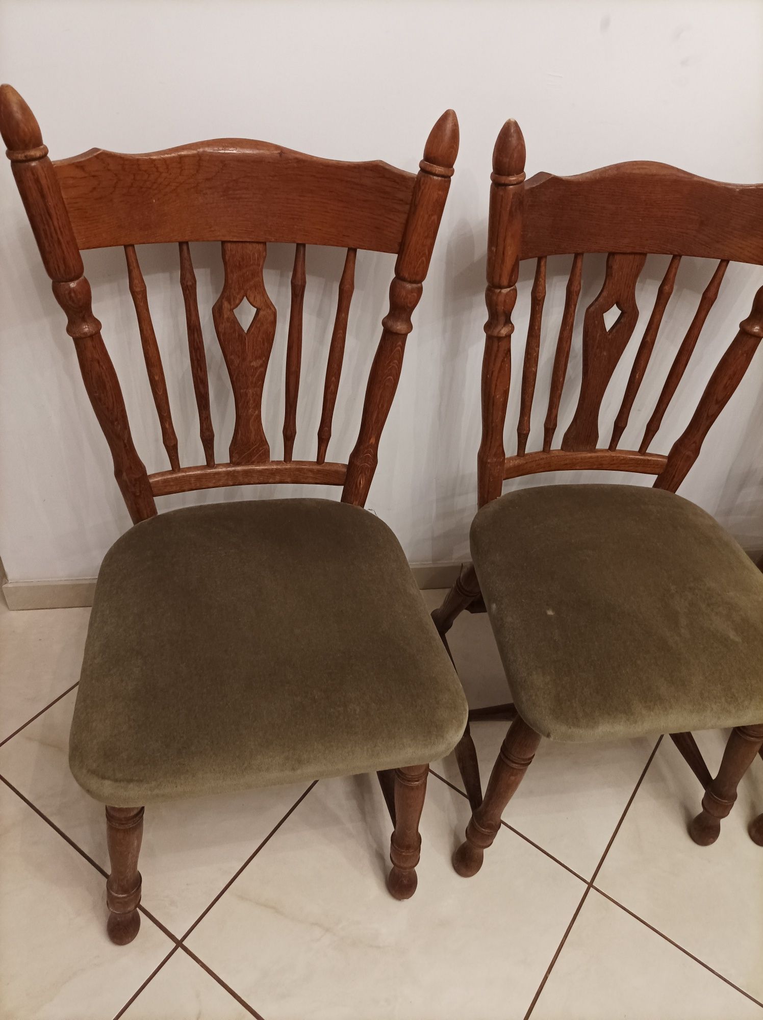 Stare drewniane krzesła 4