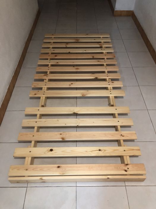 Estrutura em madeira com futon