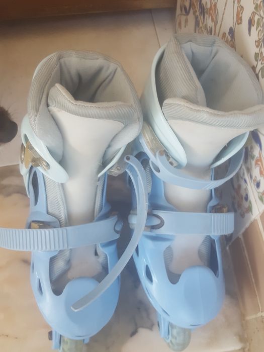 Par  de  patins  em linha  para  crianças  e  também  adolescentes
