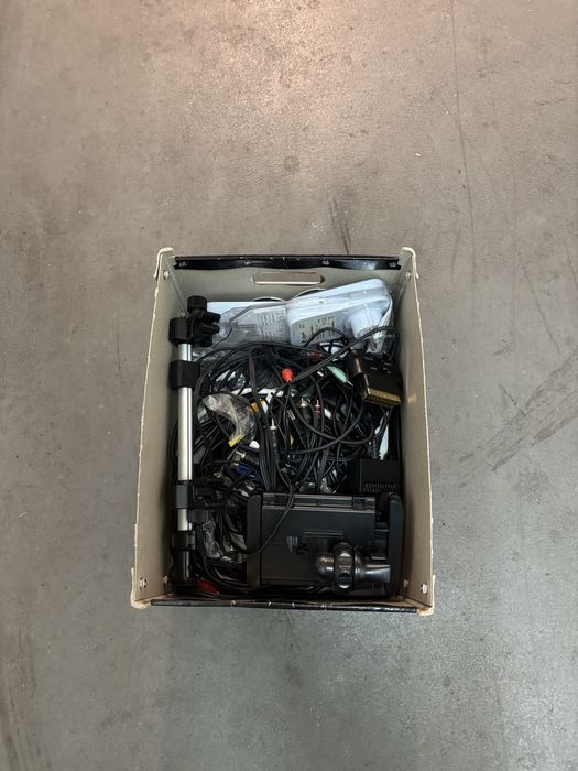 Zestaw elektroniki – pudełko pełne akcesoriów