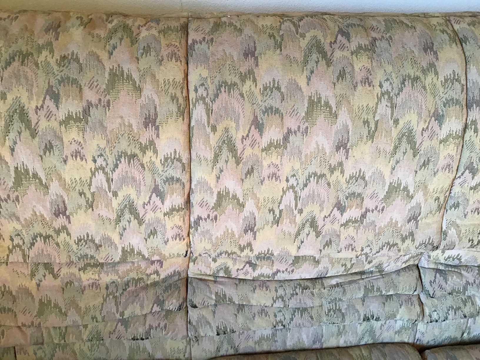 sofa de 3 lugares de pano com padrao tons castanho