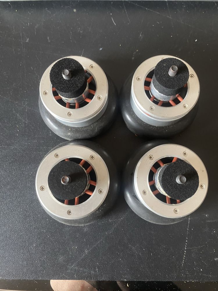 Isonoe isolation feet