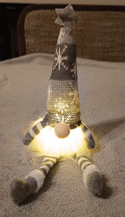 Świąteczny skrzat świecący w kolorze szarym wys.ok.32cm