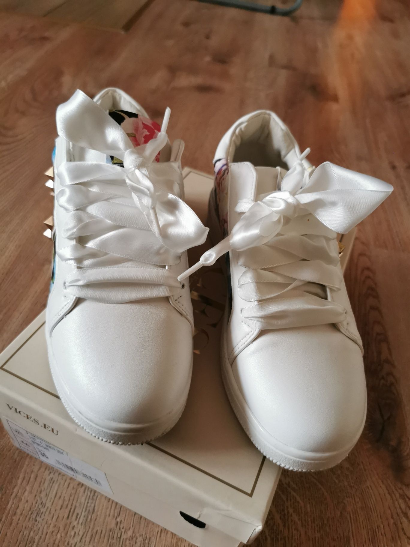 Nowe Białe buty sportowe r. 36