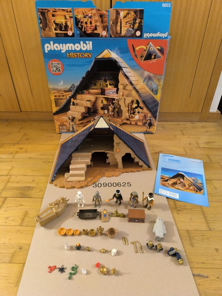 Playmobil pirâmide e boneco com camelo
