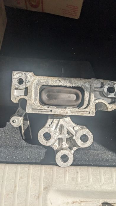 Chrysler Pacifica  подушка КПП верхняя 68224742AB.