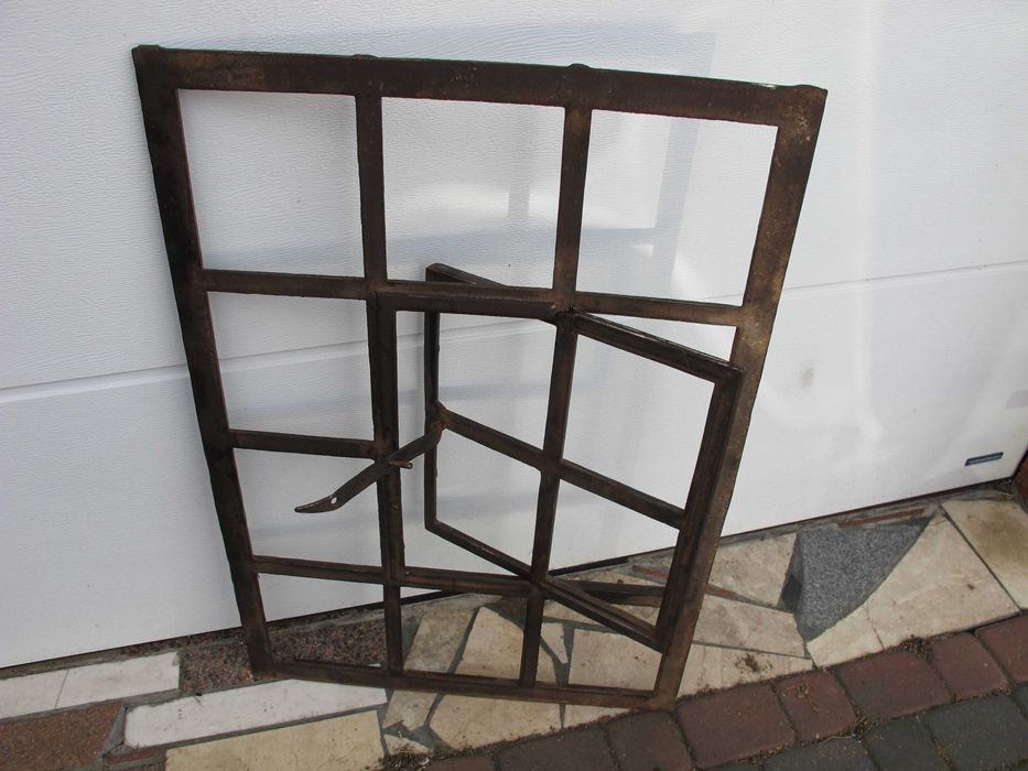 Okna okienka żeliwne