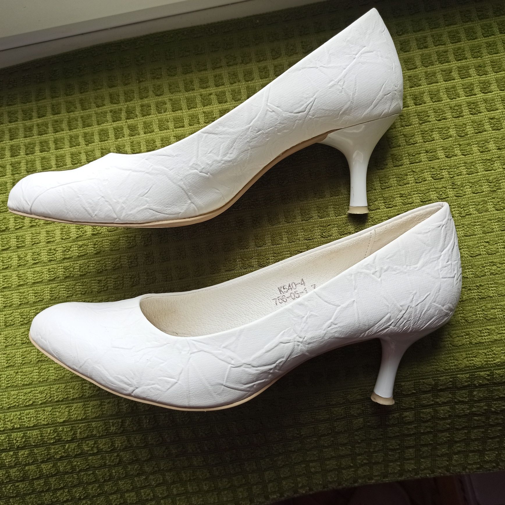 Продам весільні білі туфлі, 37 розмір, верх шкіра.