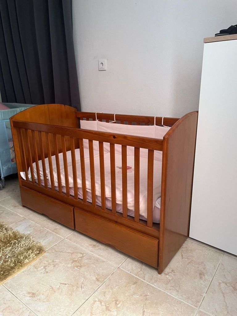 Berço para bebé em madeira