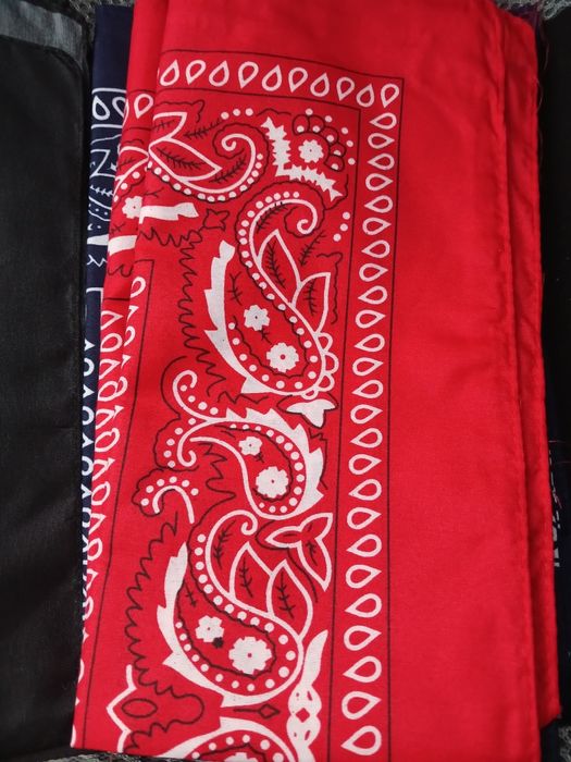 Хустинки-бандани різних кольорів нові, із шовку з візерунком.