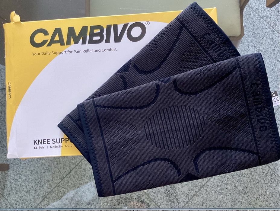 Duas joelheiras elásticas
