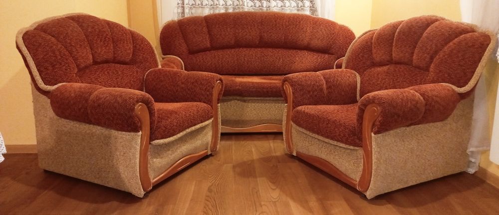 Sofa z  fotelami.