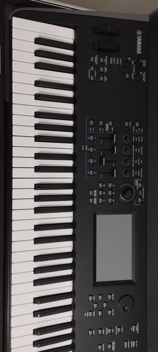 Yamaha Modx7 wraz z casem i akcesoriami