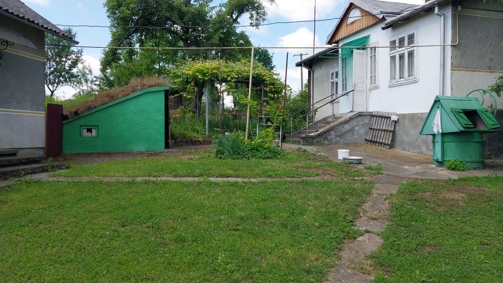 Будинок з господарськими будівлями.