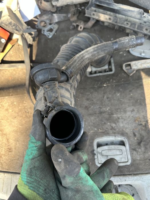 Патрубок воздушногг фильтра хюндай Santa fe 2