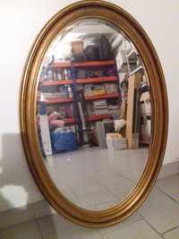 Espelho antigo com moldura dourada