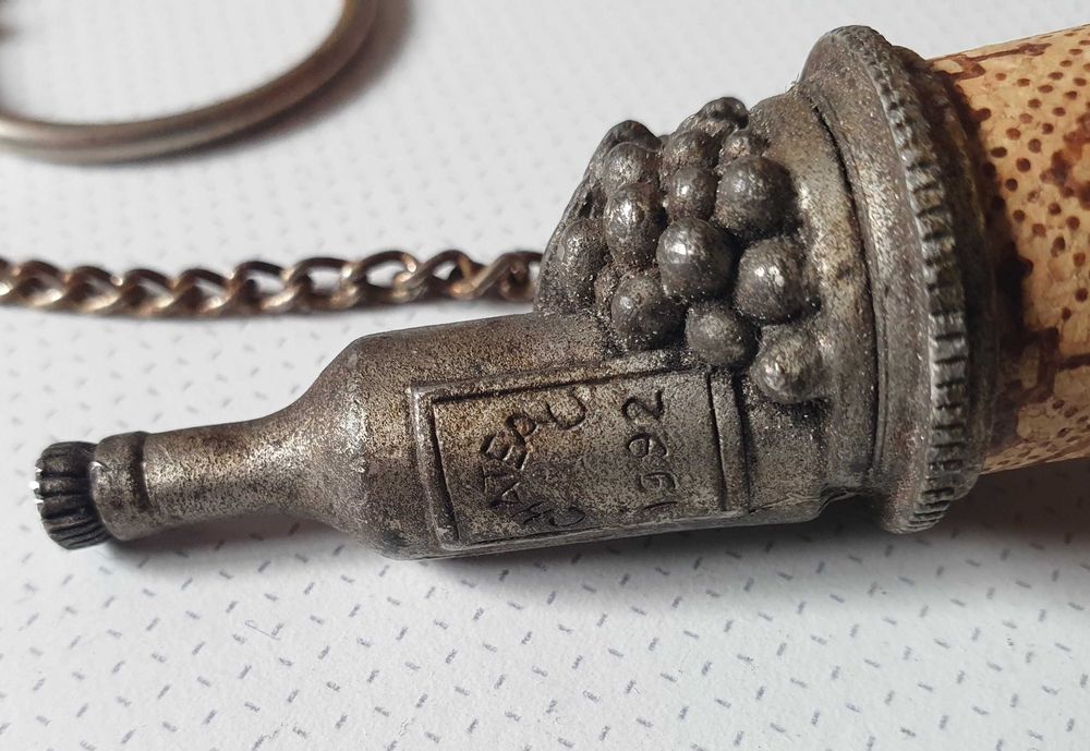 Rolha / Tapa garrafas em estanho, para coleção, vintage - Chateau 1592