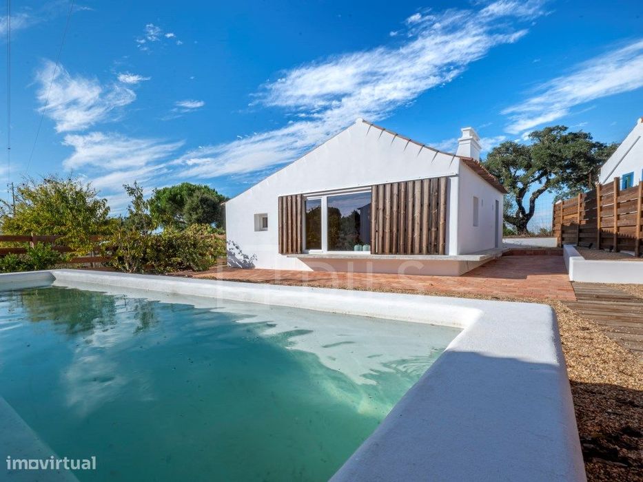 Moradia T3, Renovada, em Sobreiras Altas