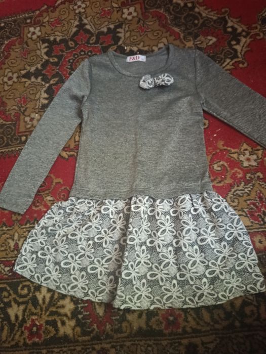 Продам нарядну сукню на дівчинку 5- 6 років