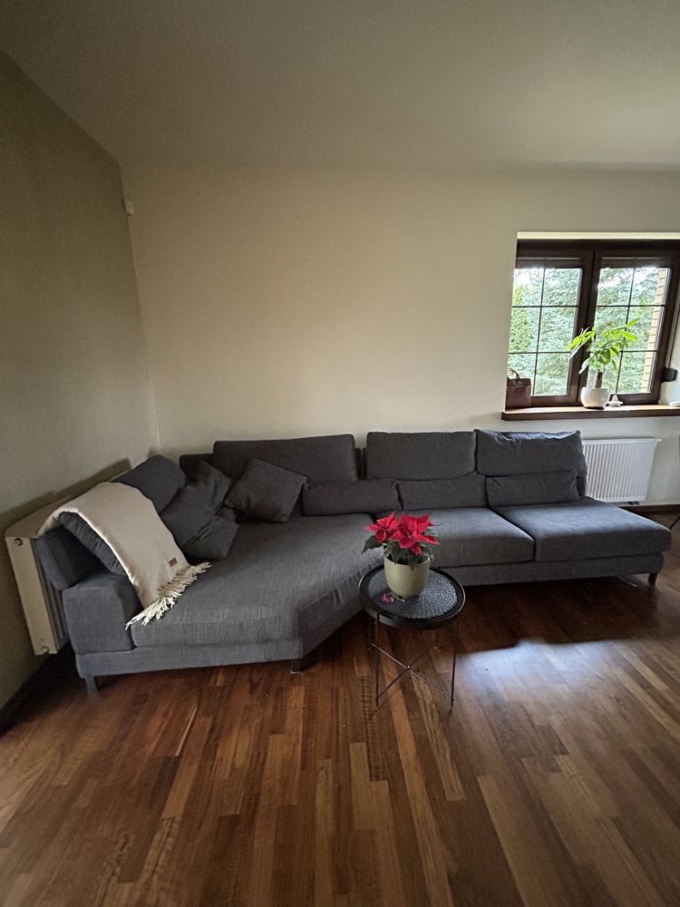 Stylowa, komfortowa sofa w kolorze pięknej szarości
