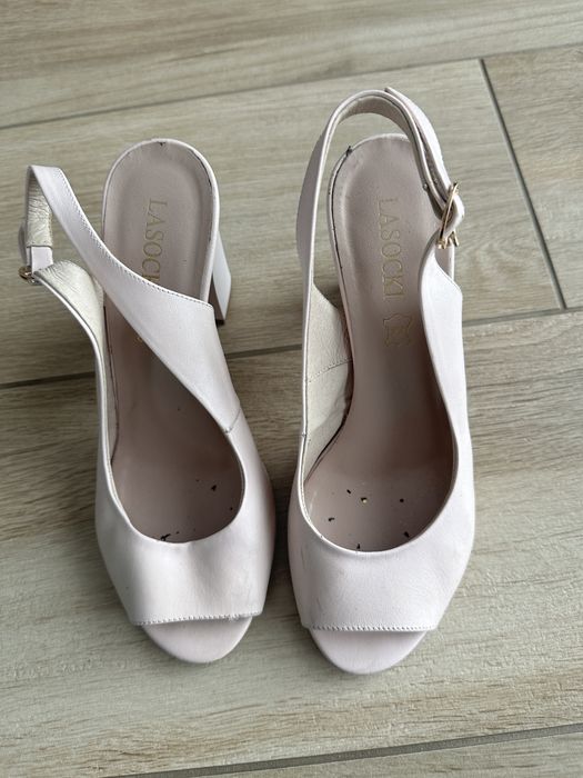 Beżowe sandały na słupku Lasocki