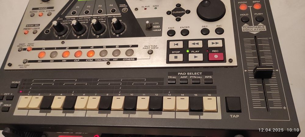 Roland MC-307 groovebox