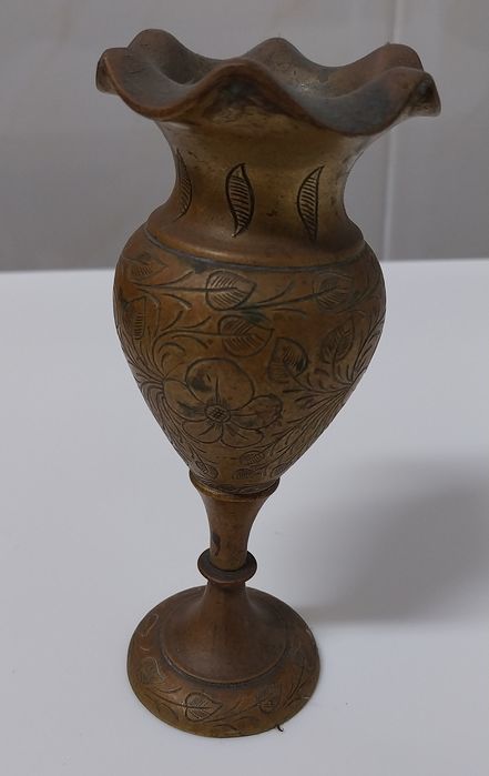 Jarra em latão maciço decorado