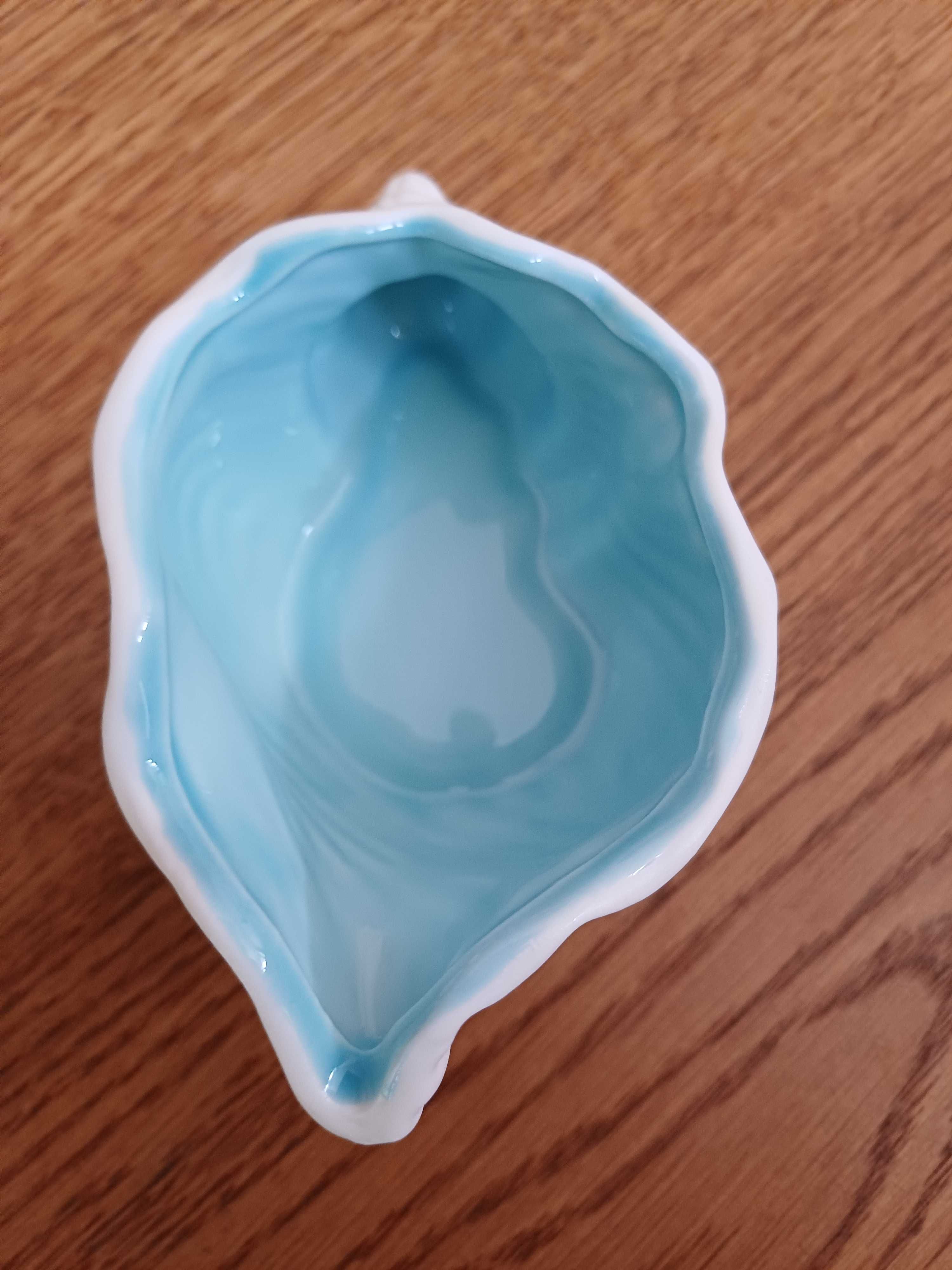 Uroczy wazonik ceramiczny w kształcie muszli
