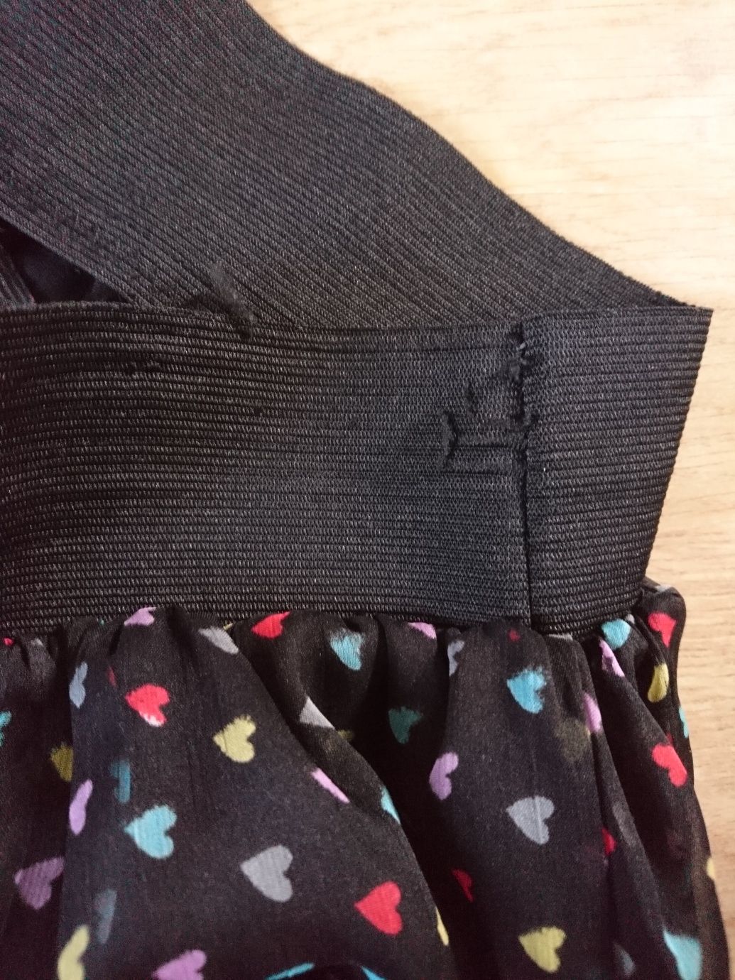 Czarna rozkloszowana spódniczka w kolorowe serduszka nad kolano XS/S