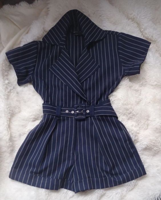 Granatowy kombinezon. ASOS. Aesthetic. Avant Garde. Glamour. Old money