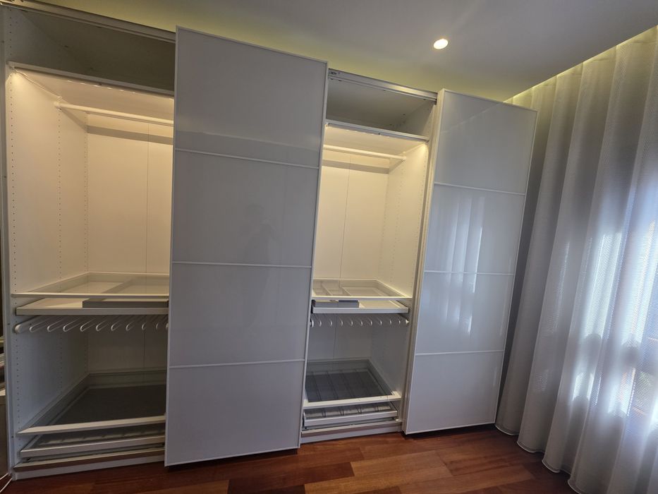 4 Roupeiros ikea com portas deslizantes e luzes integradas