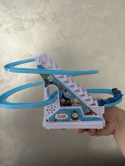 Поїзд , рухається на батарейках