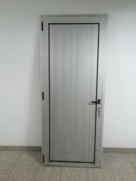 Porta de serviço de alumínio Ripado, Cor cinza 205x85 Aprox.