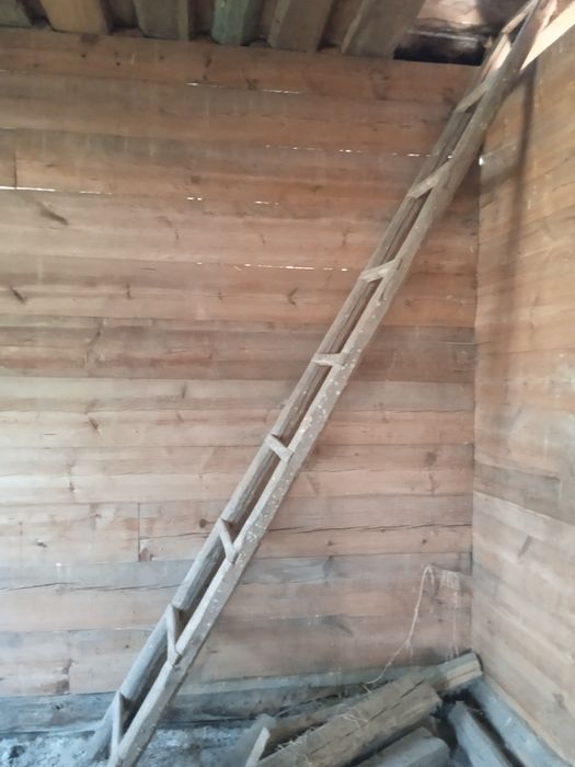 Дерев'яний будинок під розборку