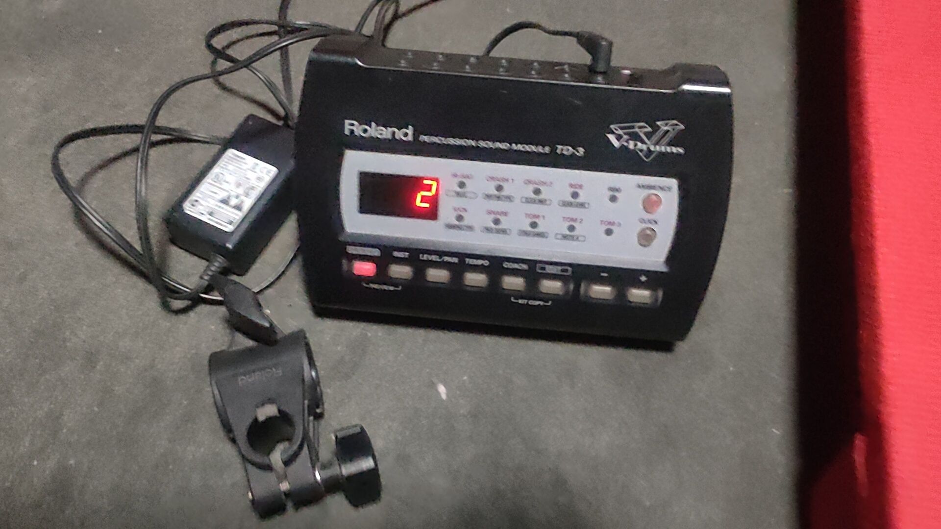 Roland TD-3 com garra de fixação