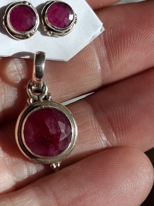 Komplet z rubinem naturalnym.