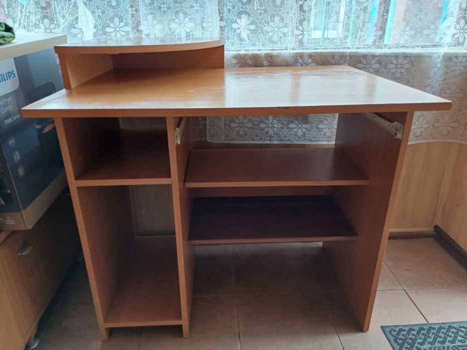 Стіл компʼютерний