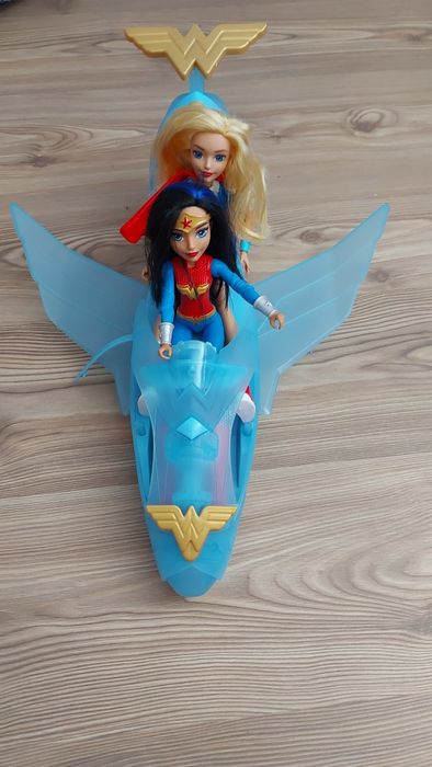Boneca Wonder woman com jato