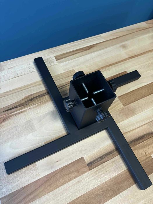 Solidny Metalowy Stojak na Choinkę w Stylu Industrialnym/Loft