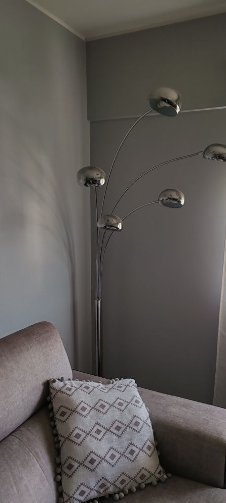 Candeeiro de pė moderno de metal com base em pedra marmore